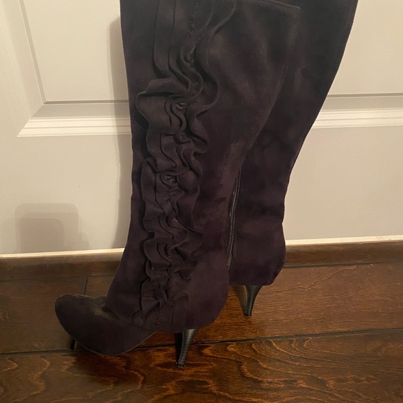 Fergalicious by Fergie black suede knee high boots size 6 - Picture 5 of 6